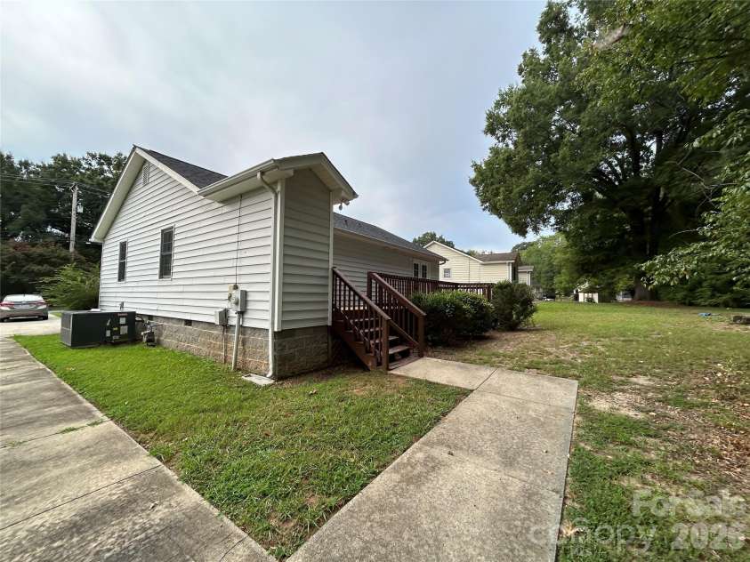 927 Floyd Lane, Gastonia, NC 28052.  MLS# CAR4418507, YatesRealty ID 46955. 