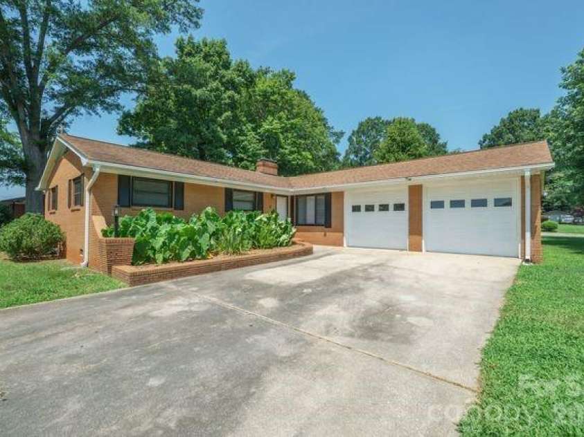 100 Piedmont Drive, Kannapolis, NC 28081.  MLS# CAR4405766, YatesRealty ID 46961. Front View