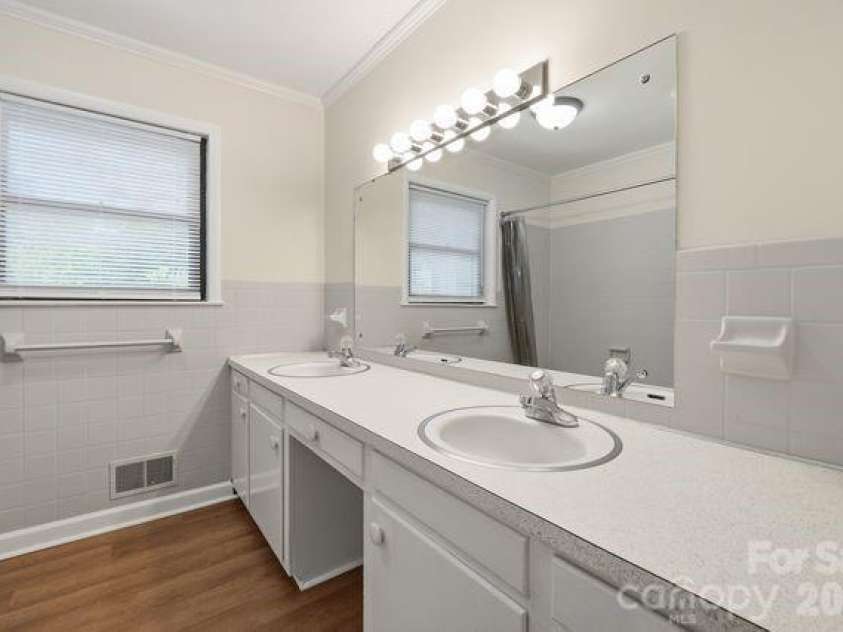 100 Piedmont Drive, Kannapolis, NC 28081.  MLS# CAR4405766, YatesRealty ID 46961. Main Bathroom