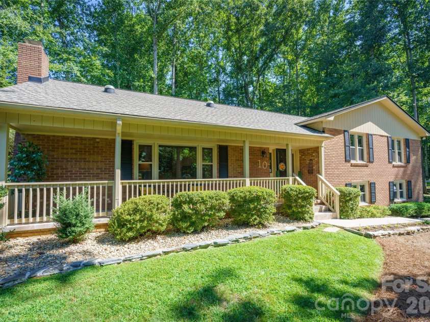 10 Surrey Run, Hendersonville, NC 28791.  MLS# CAR4416552, YatesRealty ID 46971. 