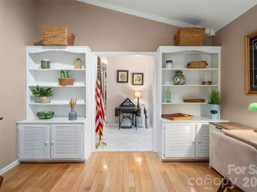 10 Surrey Run, Hendersonville, NC 28791.  MLS# CAR4416552, YatesRealty ID 46971. 