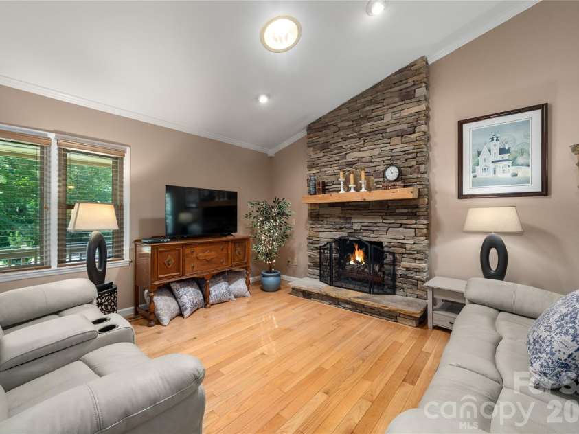 10 Surrey Run, Hendersonville, NC 28791.  MLS# CAR4416552, YatesRealty ID 46971. 