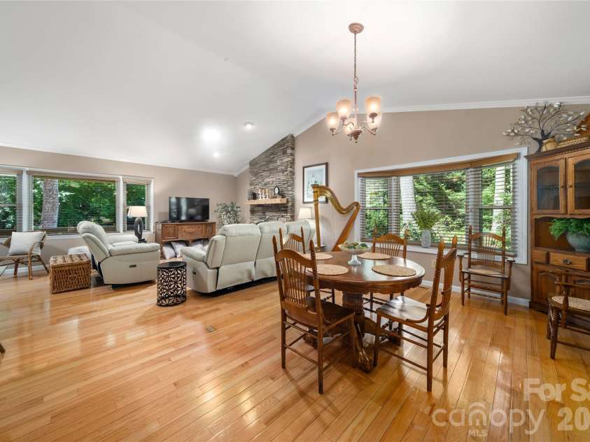 10 Surrey Run, Hendersonville, NC 28791.  MLS# CAR4416552, YatesRealty ID 46971. 