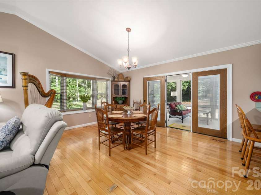 10 Surrey Run, Hendersonville, NC 28791.  MLS# CAR4416552, YatesRealty ID 46971. 