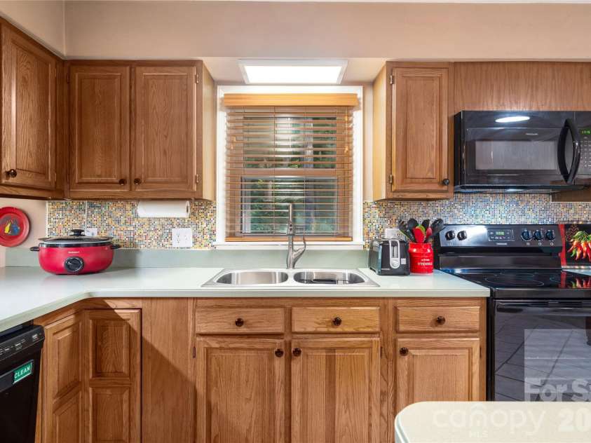 10 Surrey Run, Hendersonville, NC 28791.  MLS# CAR4416552, YatesRealty ID 46971. 