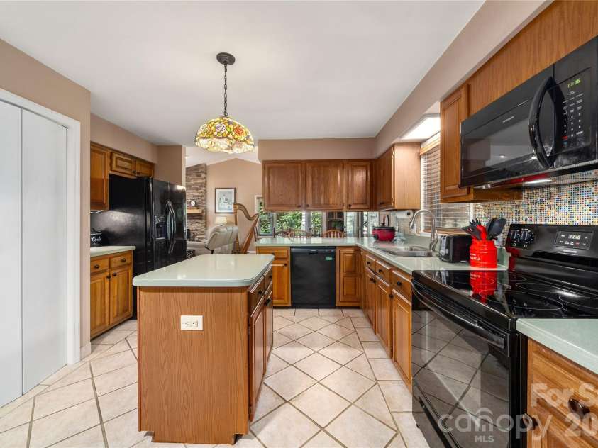 10 Surrey Run, Hendersonville, NC 28791.  MLS# CAR4416552, YatesRealty ID 46971. 