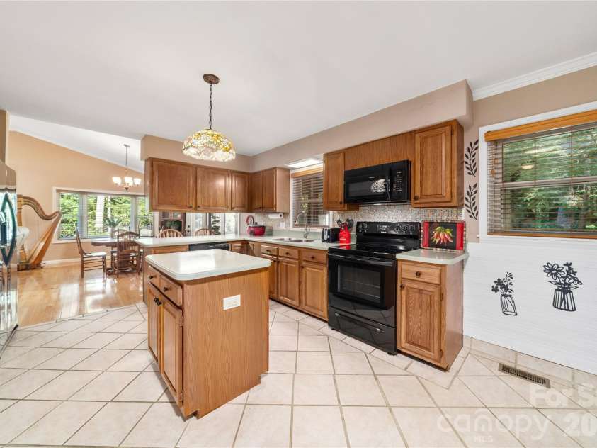 10 Surrey Run, Hendersonville, NC 28791.  MLS# CAR4416552, YatesRealty ID 46971. 