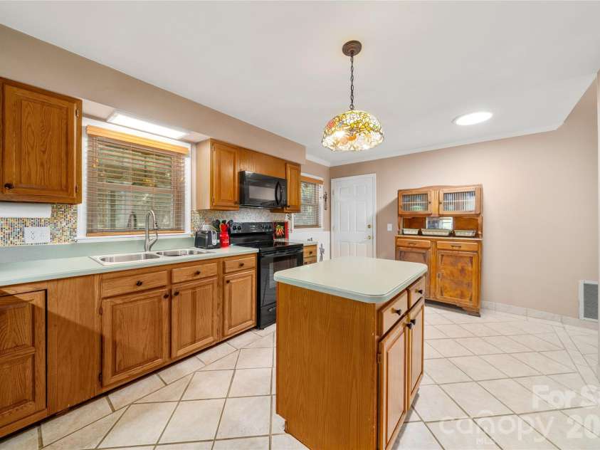 10 Surrey Run, Hendersonville, NC 28791.  MLS# CAR4416552, YatesRealty ID 46971. 