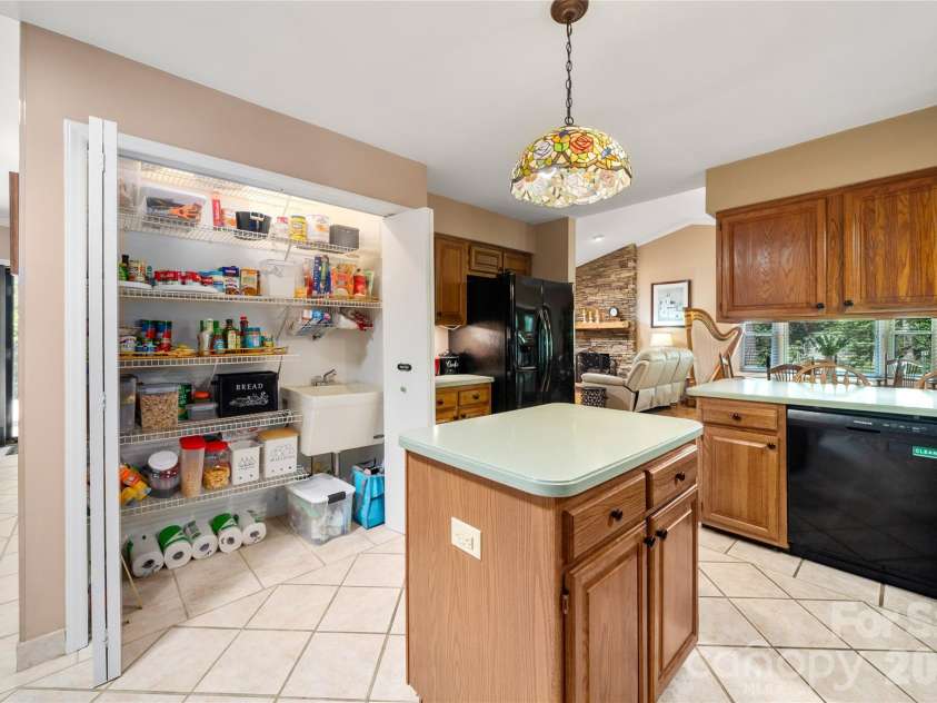 10 Surrey Run, Hendersonville, NC 28791.  MLS# CAR4416552, YatesRealty ID 46971. 