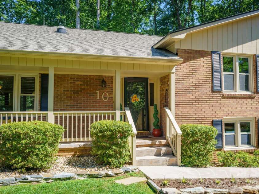 10 Surrey Run, Hendersonville, NC 28791.  MLS# CAR4416552, YatesRealty ID 46971. 