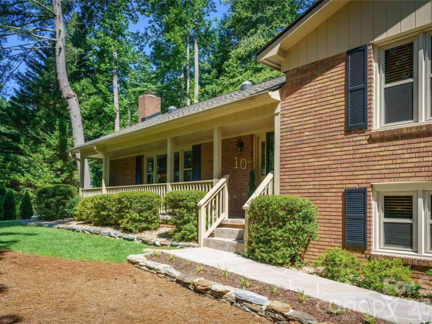 10 Surrey Run, Hendersonville, NC 28791.  MLS# CAR4416552, YatesRealty ID 46971. 