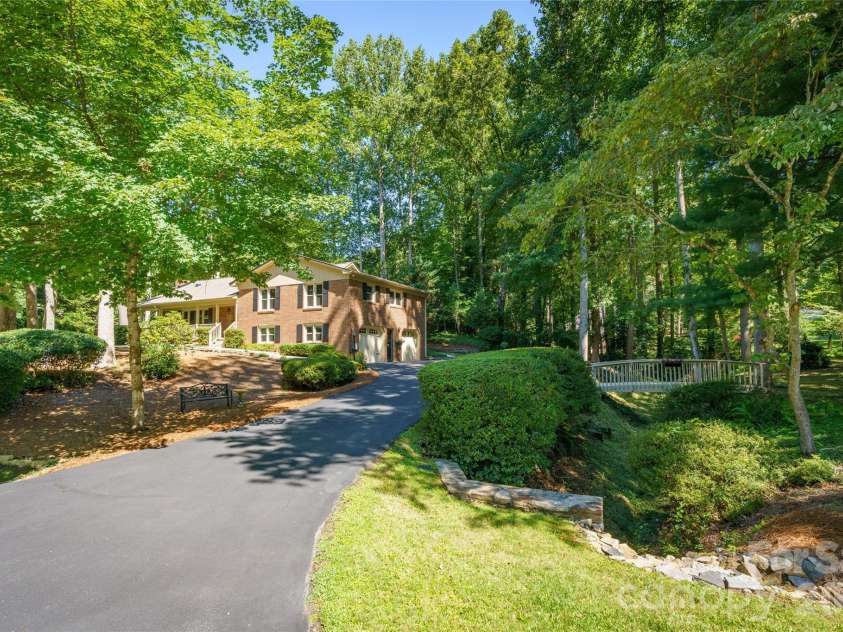 10 Surrey Run, Hendersonville, NC 28791.  MLS# CAR4416552, YatesRealty ID 46971. 