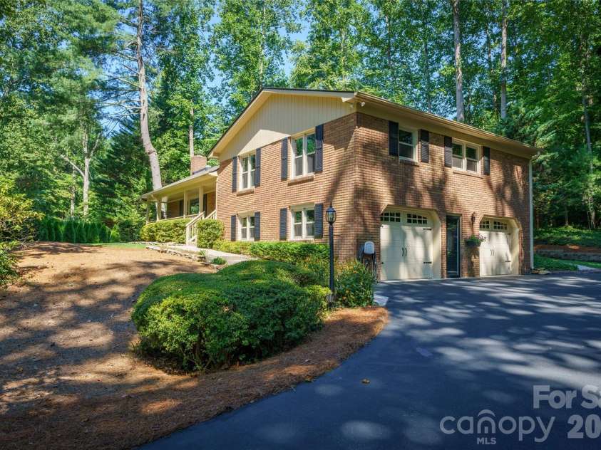 10 Surrey Run, Hendersonville, NC 28791.  MLS# CAR4416552, YatesRealty ID 46971. 