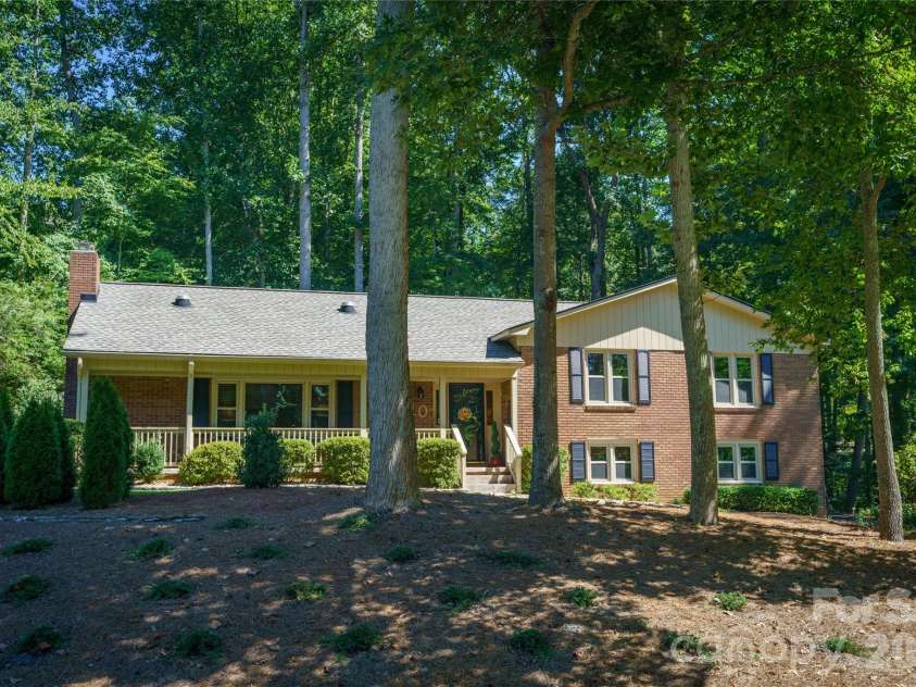 10 Surrey Run, Hendersonville, NC 28791.  MLS# CAR4416552, YatesRealty ID 46971. 