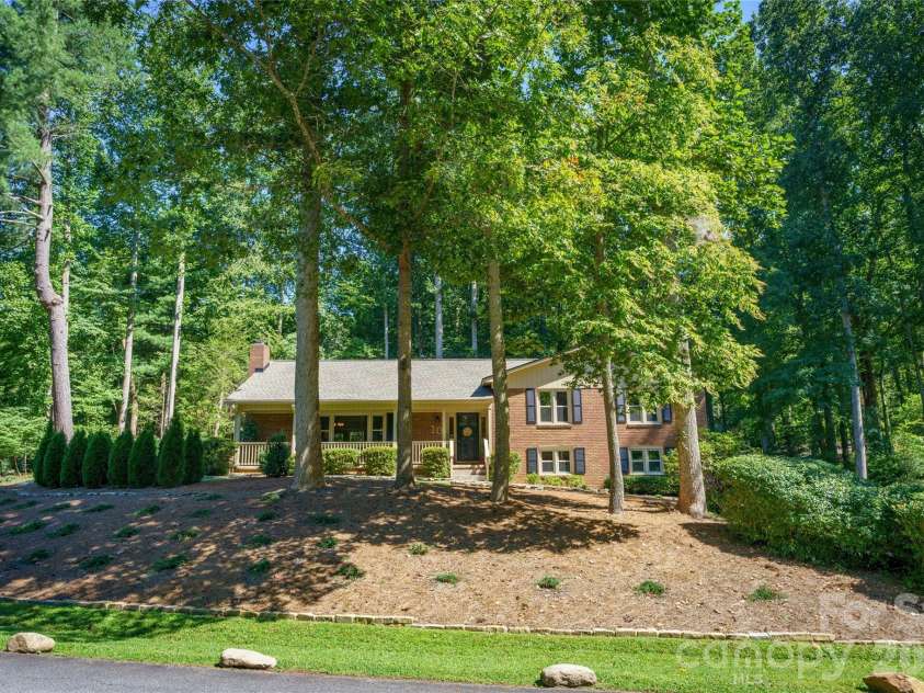 10 Surrey Run, Hendersonville, NC 28791.  MLS# CAR4416552, YatesRealty ID 46971. 