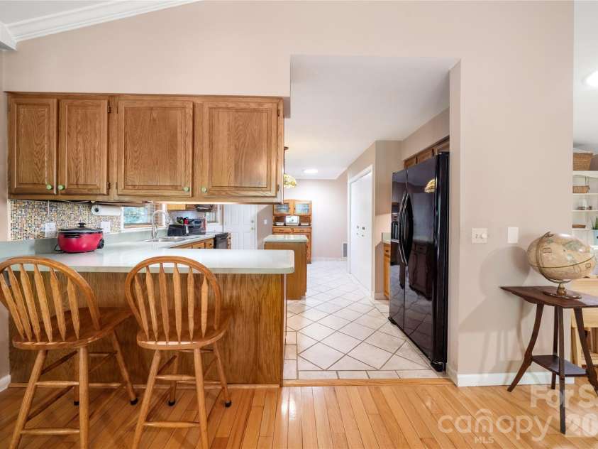 10 Surrey Run, Hendersonville, NC 28791.  MLS# CAR4416552, YatesRealty ID 46971. Breakfast bar