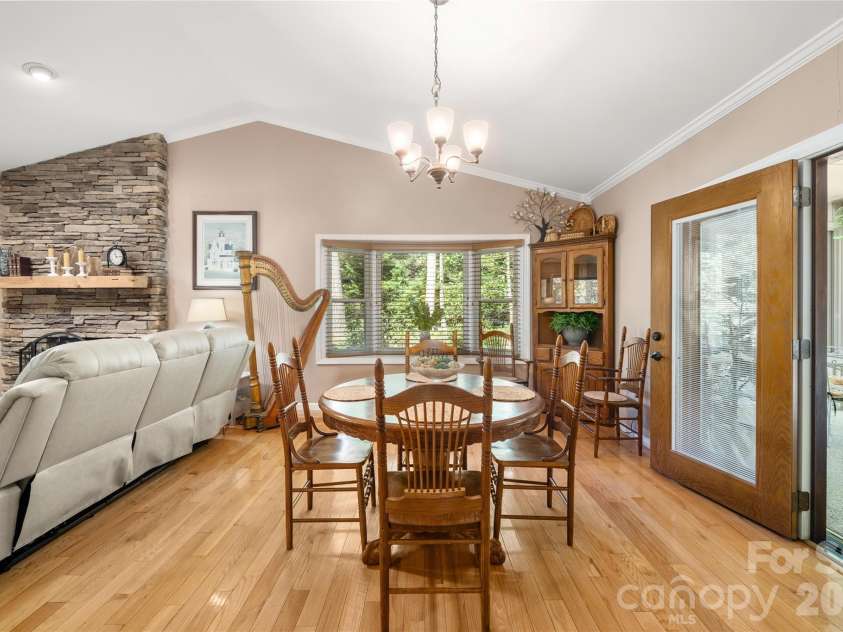 10 Surrey Run, Hendersonville, NC 28791.  MLS# CAR4416552, YatesRealty ID 46971. Dinning