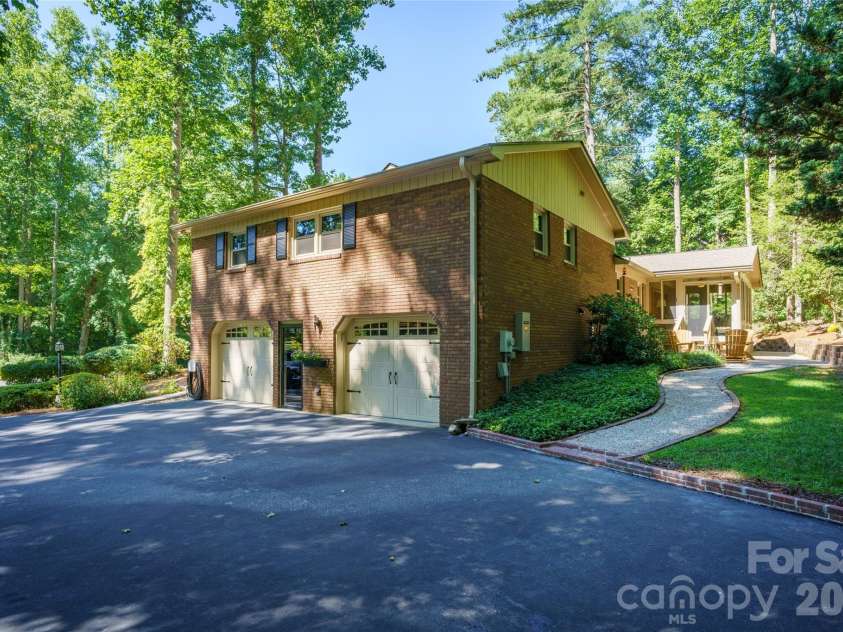 10 Surrey Run, Hendersonville, NC 28791.  MLS# CAR4416552, YatesRealty ID 46971. Large parking area