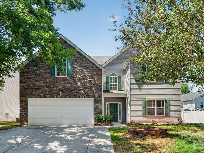 3006 Royal Troon Drive, Matthews, NC 28104.  MLS# CAR4418577, YatesRealty ID 46988. 