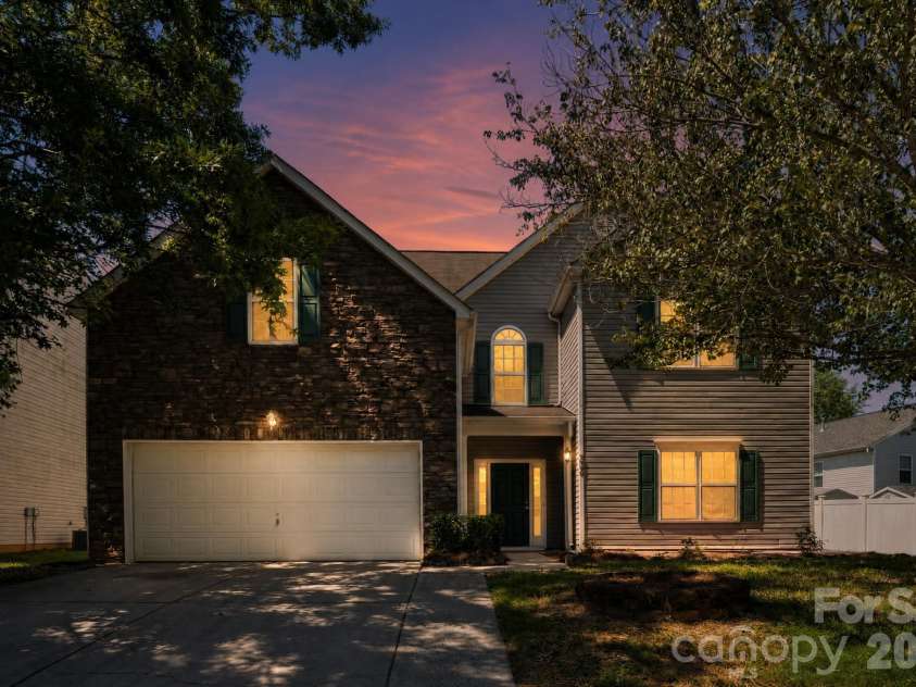 3006 Royal Troon Drive, Matthews, NC 28104.  MLS# CAR4418577, YatesRealty ID 46988. 
