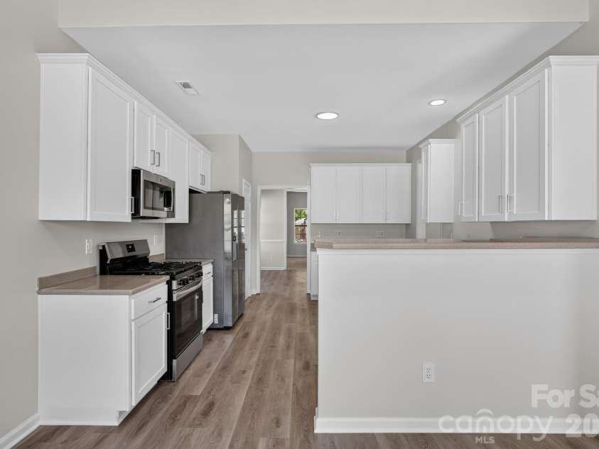 3006 Royal Troon Drive, Matthews, NC 28104.  MLS# CAR4418577, YatesRealty ID 46988. 