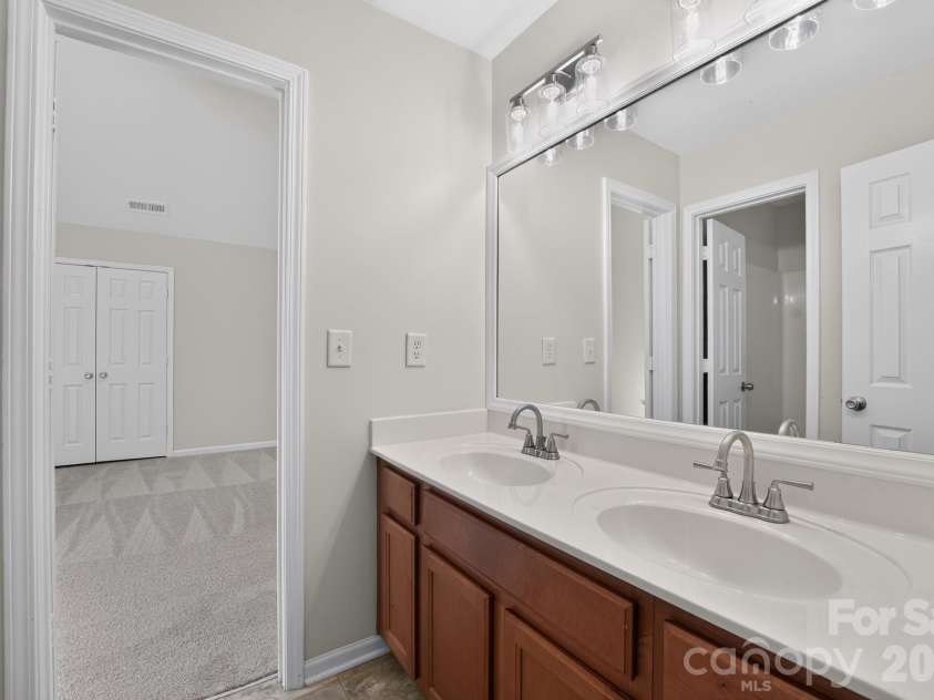 3006 Royal Troon Drive, Matthews, NC 28104.  MLS# CAR4418577, YatesRealty ID 46988. 