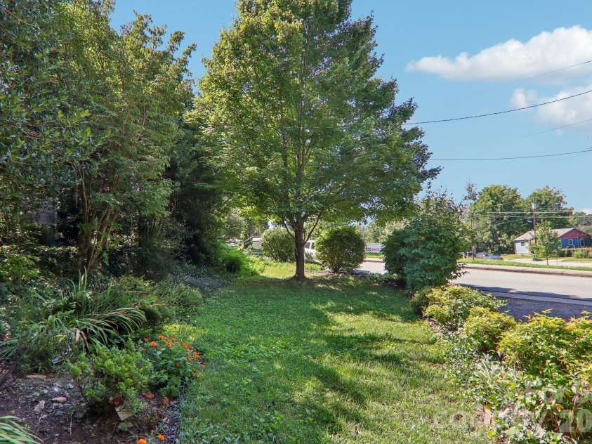 137 Sulphur Springs Road, Asheville, NC 28806.  MLS# CAR4417643, YatesRealty ID 46992. 