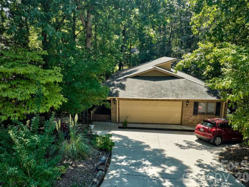 9 Cove Road, Lake Wylie, SC 29710.  MLS# CAR4418625, YatesRealty ID 46996. 