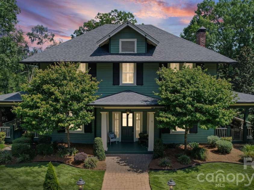 424 York Street, Gastonia, NC 28052.  MLS# CAR4417624, YatesRealty ID 46997. 