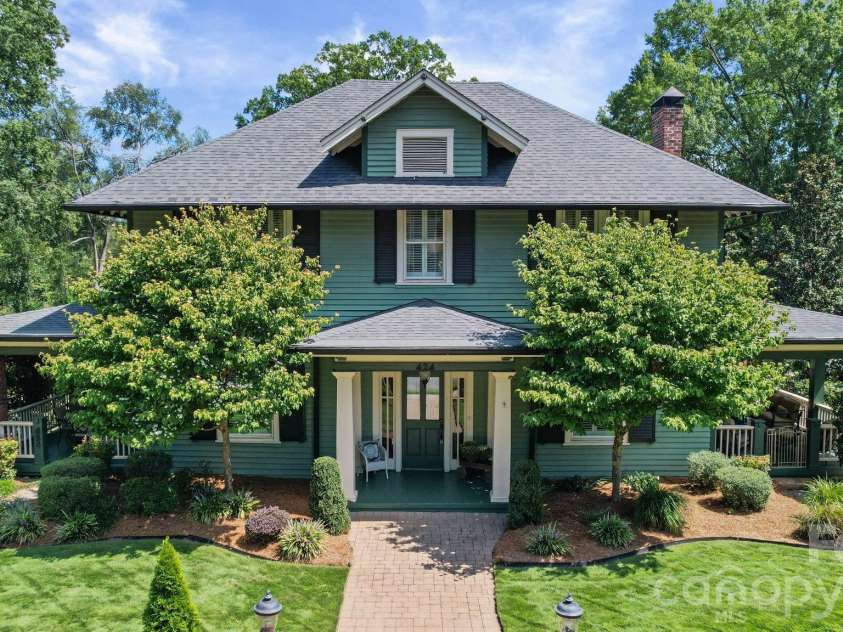 424 York Street, Gastonia, NC 28052.  MLS# CAR4417624, YatesRealty ID 46997. 