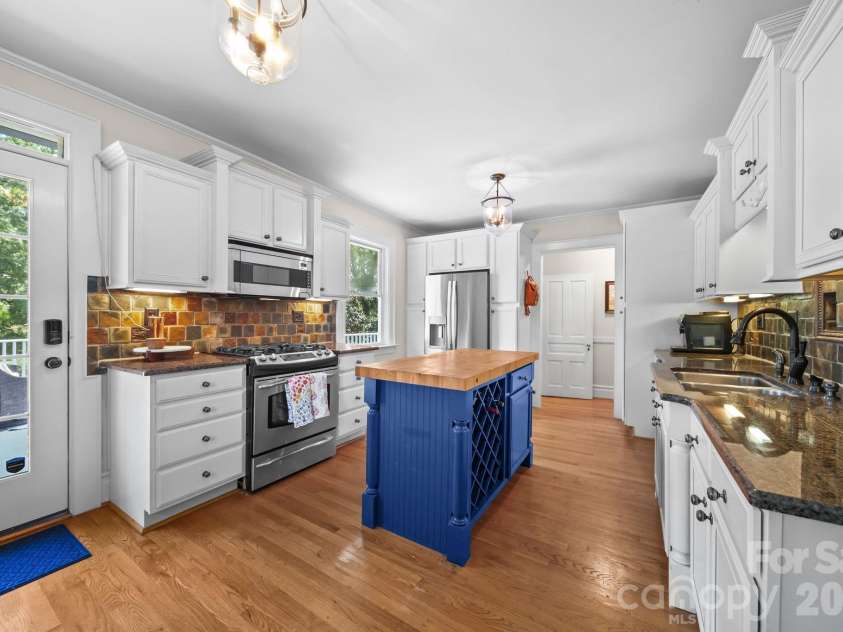 424 York Street, Gastonia, NC 28052.  MLS# CAR4417624, YatesRealty ID 46997. 