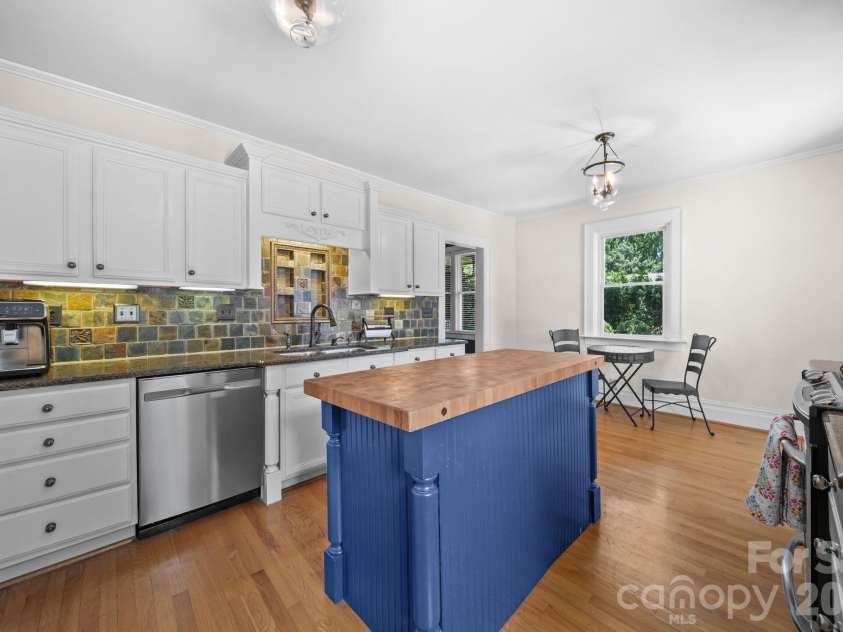 424 York Street, Gastonia, NC 28052.  MLS# CAR4417624, YatesRealty ID 46997. 