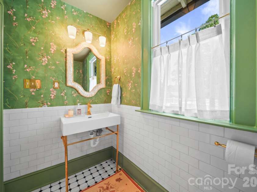 424 York Street, Gastonia, NC 28052.  MLS# CAR4417624, YatesRealty ID 46997. 