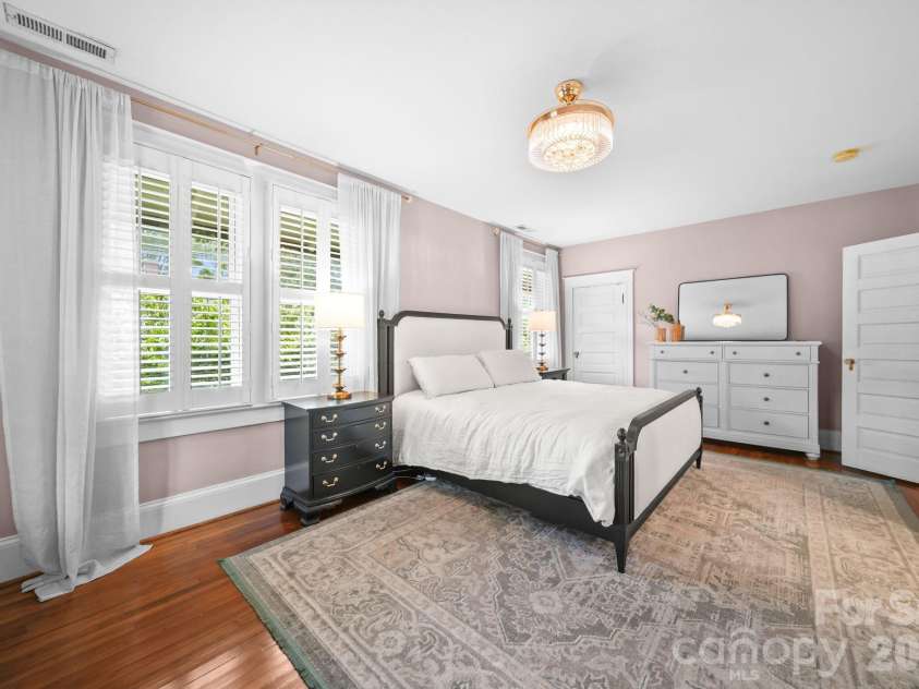 424 York Street, Gastonia, NC 28052.  MLS# CAR4417624, YatesRealty ID 46997. 