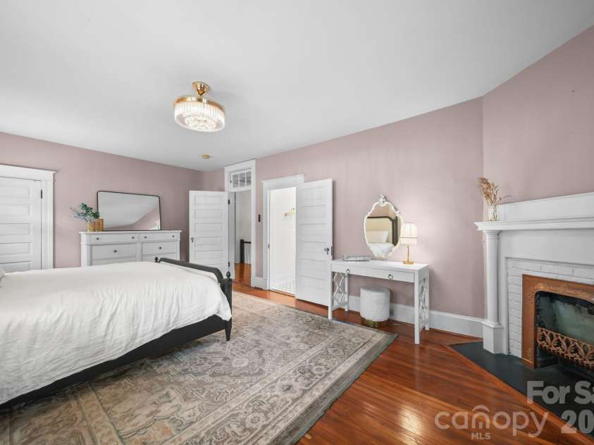 424 York Street, Gastonia, NC 28052.  MLS# CAR4417624, YatesRealty ID 46997. 