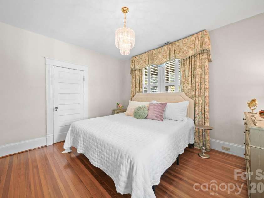 424 York Street, Gastonia, NC 28052.  MLS# CAR4417624, YatesRealty ID 46997. 