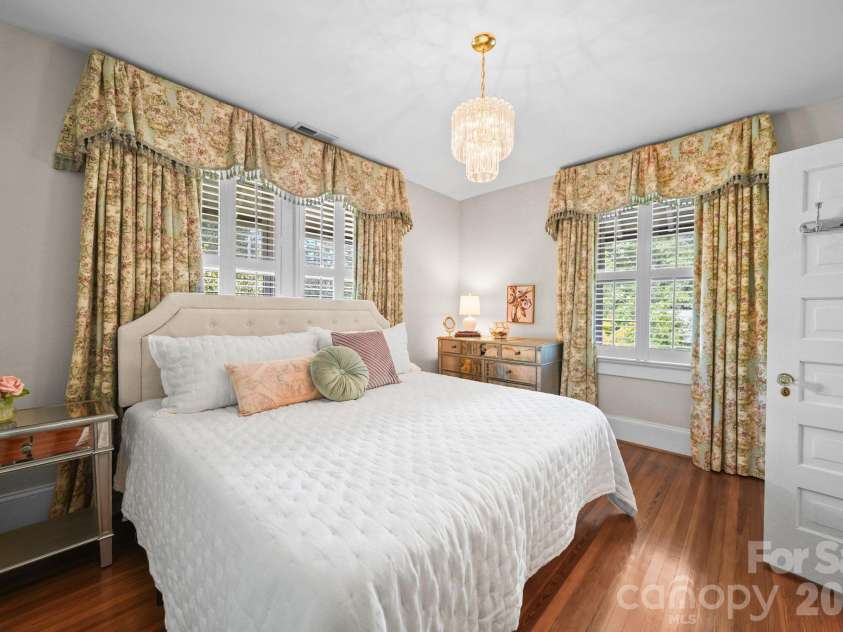 424 York Street, Gastonia, NC 28052.  MLS# CAR4417624, YatesRealty ID 46997. 