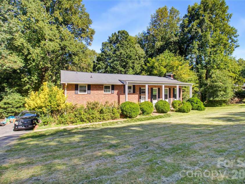 5675 Sweetbriar Road, Pfafftown, NC 27040.  MLS# CAR4418441, YatesRealty ID 46998. 