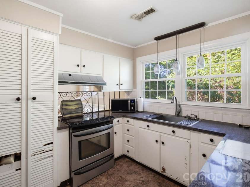 5675 Sweetbriar Road, Pfafftown, NC 27040.  MLS# CAR4418441, YatesRealty ID 46998. 