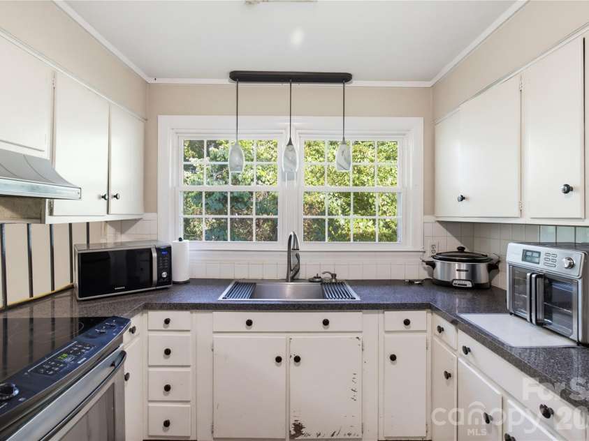 5675 Sweetbriar Road, Pfafftown, NC 27040.  MLS# CAR4418441, YatesRealty ID 46998. 