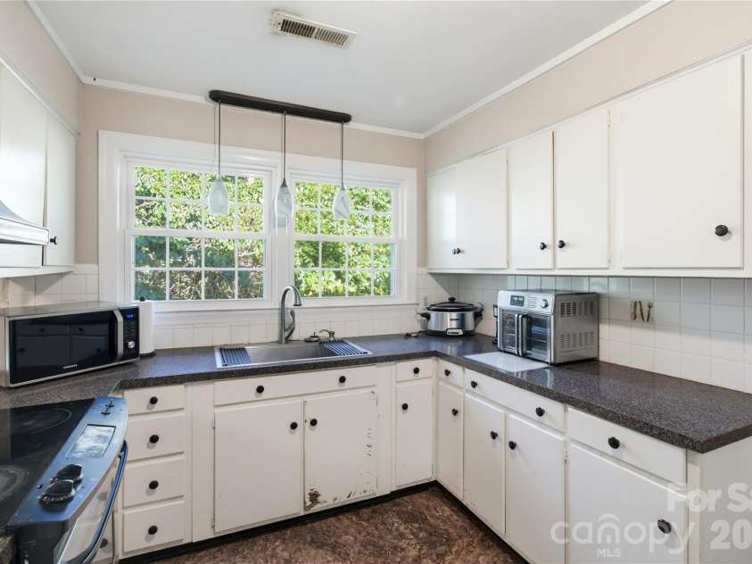 5675 Sweetbriar Road, Pfafftown, NC 27040.  MLS# CAR4418441, YatesRealty ID 46998. 