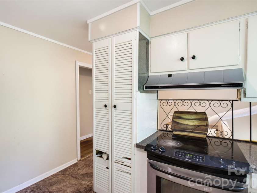 5675 Sweetbriar Road, Pfafftown, NC 27040.  MLS# CAR4418441, YatesRealty ID 46998. 