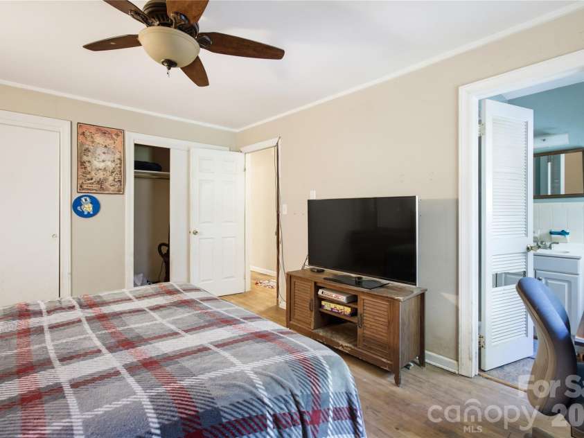 5675 Sweetbriar Road, Pfafftown, NC 27040.  MLS# CAR4418441, YatesRealty ID 46998. 