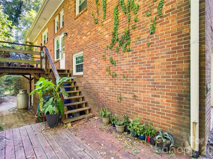 5675 Sweetbriar Road, Pfafftown, NC 27040.  MLS# CAR4418441, YatesRealty ID 46998. 