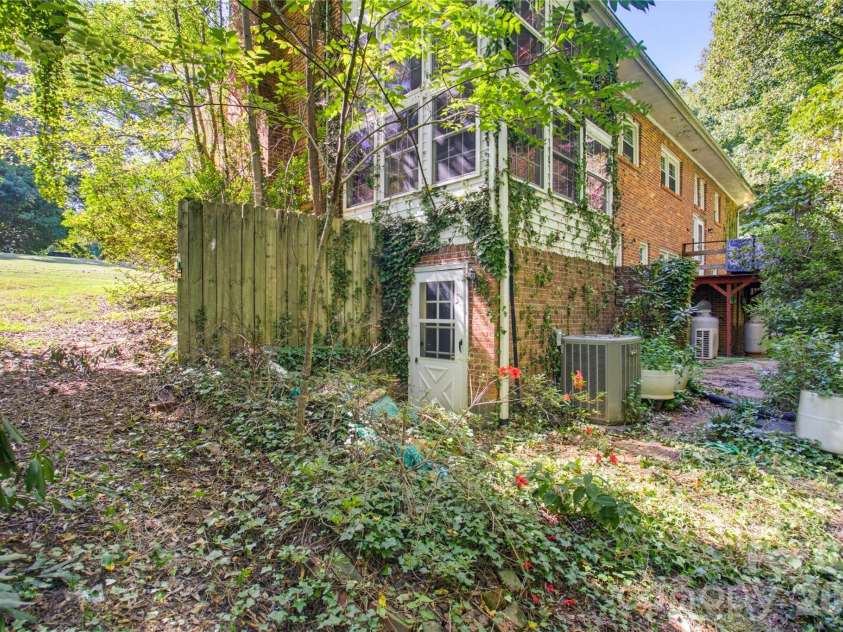 5675 Sweetbriar Road, Pfafftown, NC 27040.  MLS# CAR4418441, YatesRealty ID 46998. 