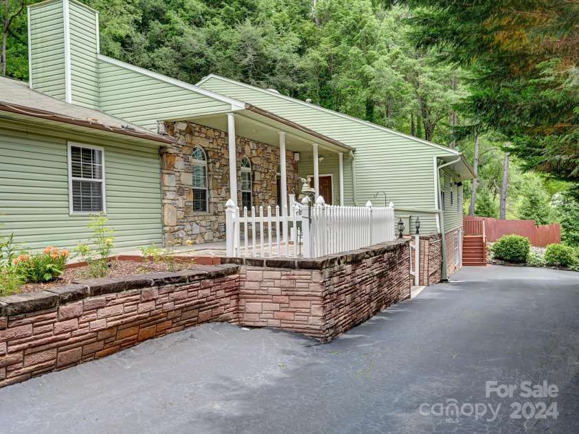 433 Lakey Gap Road, Black Mountain, NC 28711.  MLS# CAR4145724, YatesRealty ID 470. Front entrance