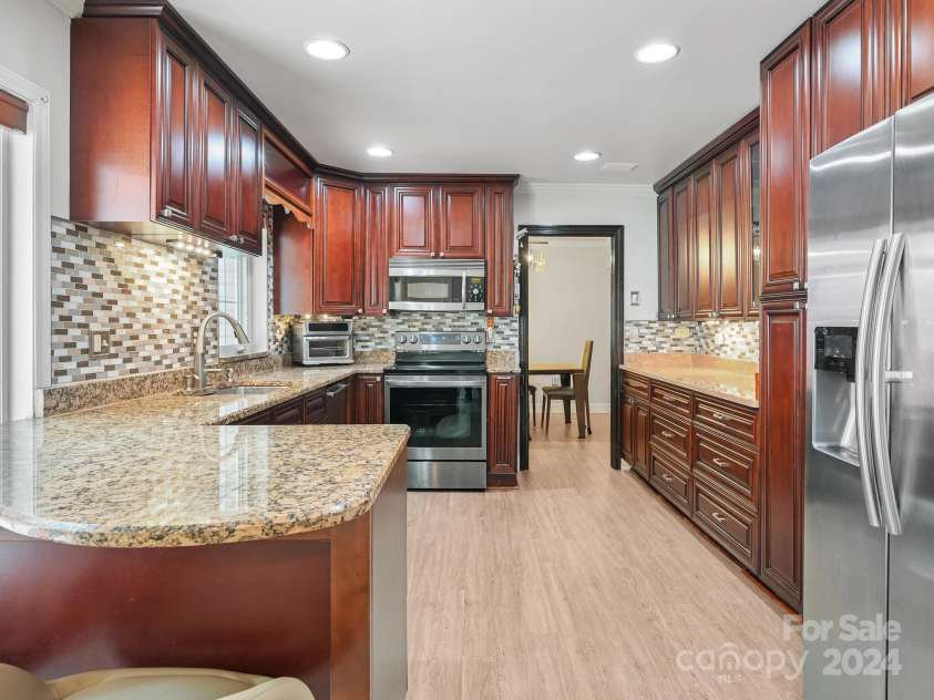 433 Lakey Gap Road, Black Mountain, NC 28711.  MLS# CAR4145724, YatesRealty ID 470. Kitchen