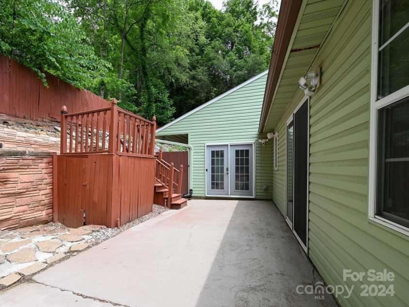 433 Lakey Gap Road, Black Mountain, NC 28711.  MLS# CAR4145724, YatesRealty ID 470. Left side of house