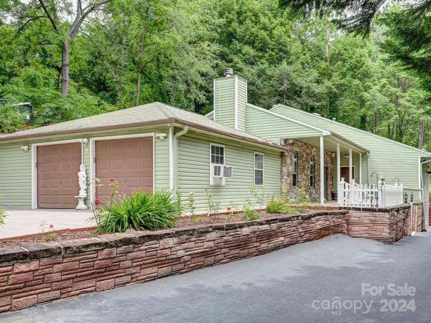 433 Lakey Gap Road, Black Mountain, NC 28711.  MLS# CAR4145724, YatesRealty ID 470. Welcome to 433 Lakey Gap Rd!