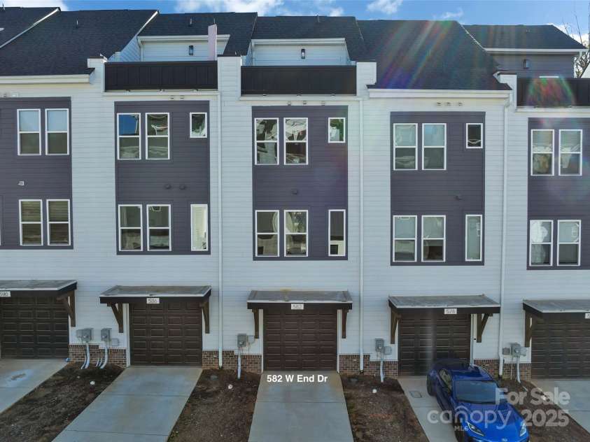 582 West End Drive, Charlotte, NC 28208.  MLS# CAR4202870, YatesRealty ID 4700. Driveway & 2 Car Garage